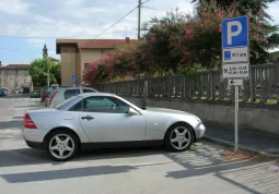 Nuovo disco orario nel parcheggio di via Pes di Villamarina, sul lato di fronte alle scuole materne